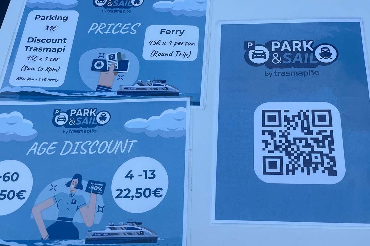 Tres carteles de Trasmapi junto al puerto con las tarifas: aparcamiento 39 euros, con descuento 15 euros por coche entre las 8 y las 20 h, después 4,80 euros la hora; el ferry, 45 euros por persona ida y vuelta; descuento infantil de 22,50 euros de 4 a 13 años, y un cartel con un código QR