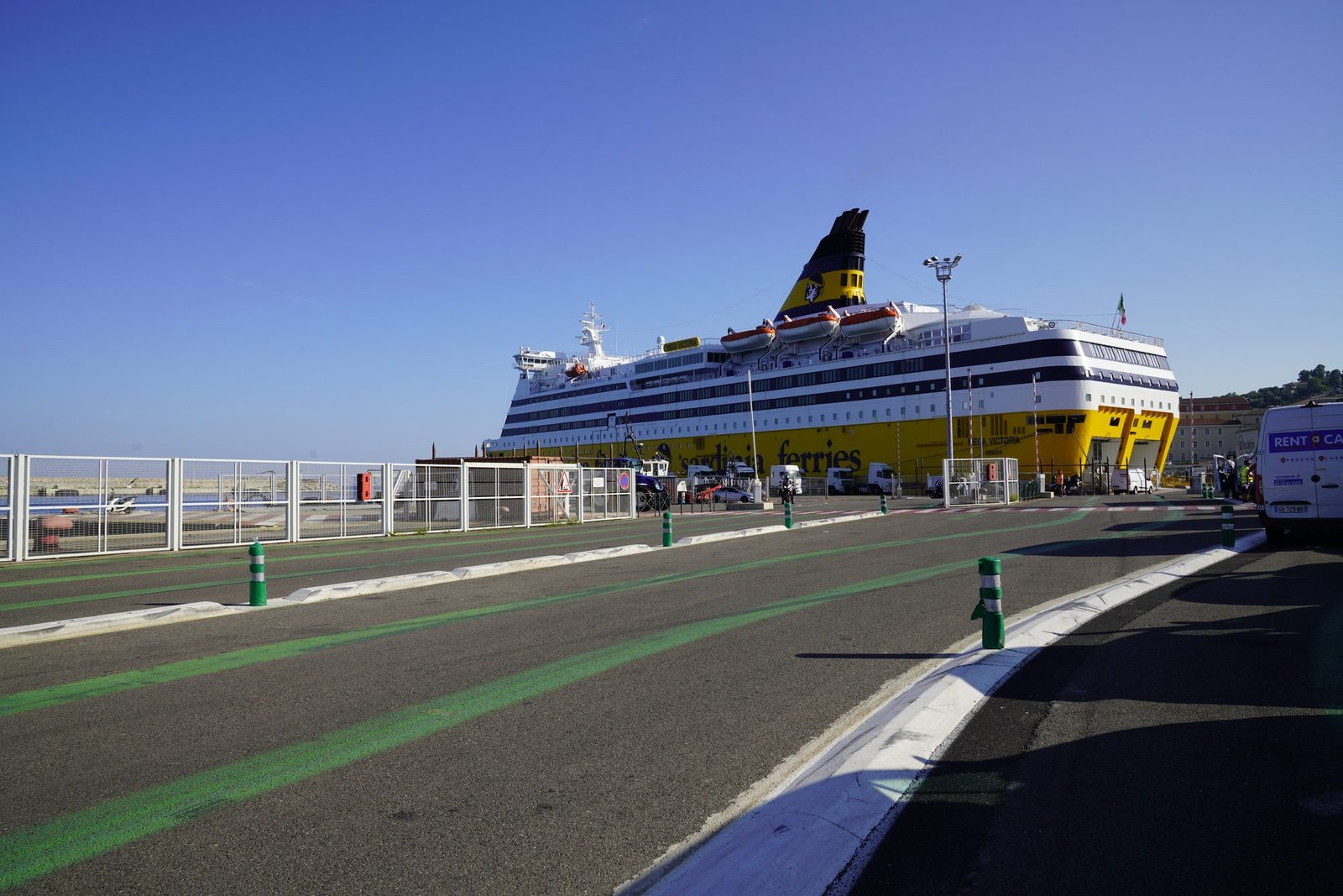 El ferry Mega Victoria de Corsica Ferries, con el casco amarillo y la chimenea azul oscuro, atracado en Bastia, visto desde la explanada de embarque